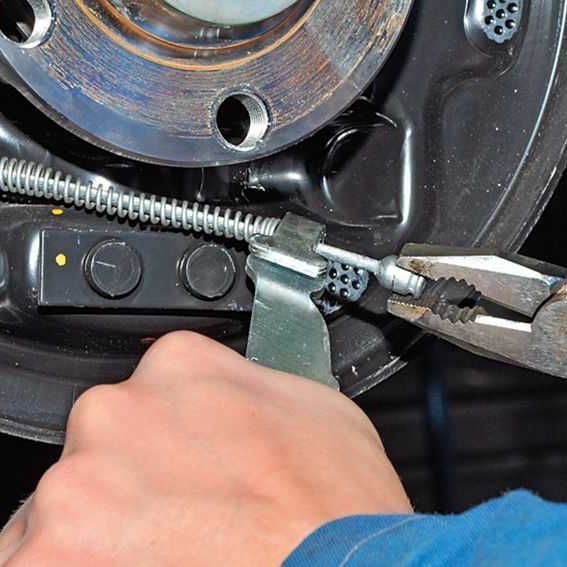 Замена тросов ручного тормоза