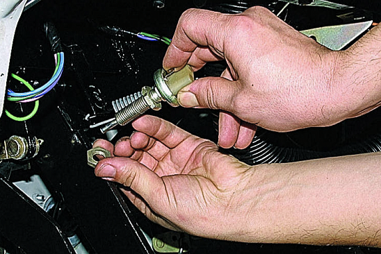 Замена датчика стоп-сигнала