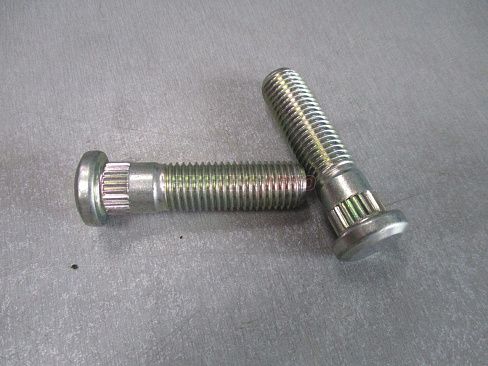 Шпилька ступицы передней