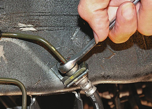 Замена тормозной трубки