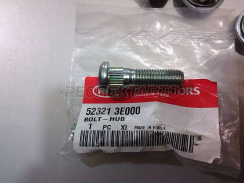 Шпилька ступицы задней