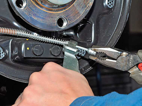 Замена тросов ручного тормоза