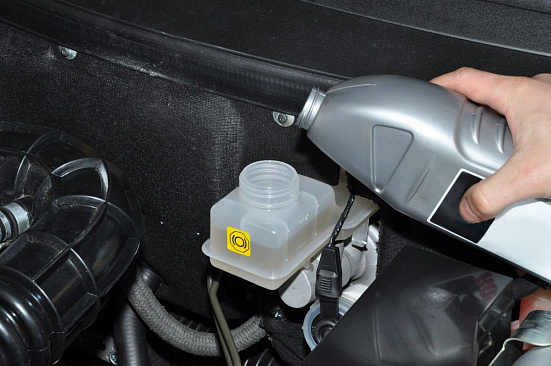 Замена тормозной жидкости