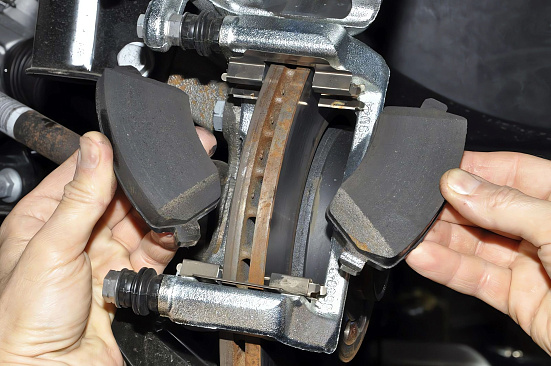 Замена дисковых тормозных колодок